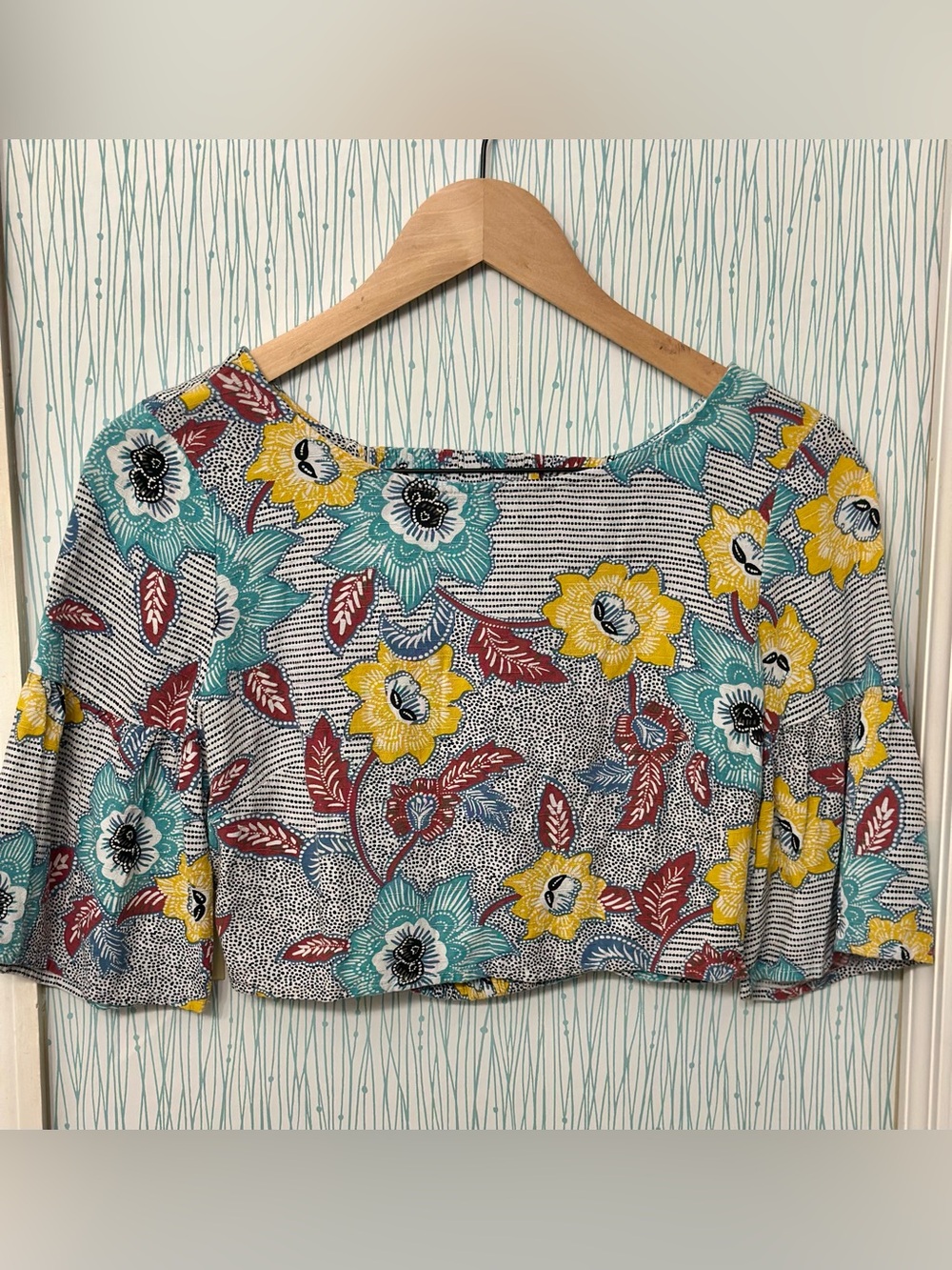 BCBGeneration Floral Crop Top XXS Bell Sleeve Open Back Boho Blouse